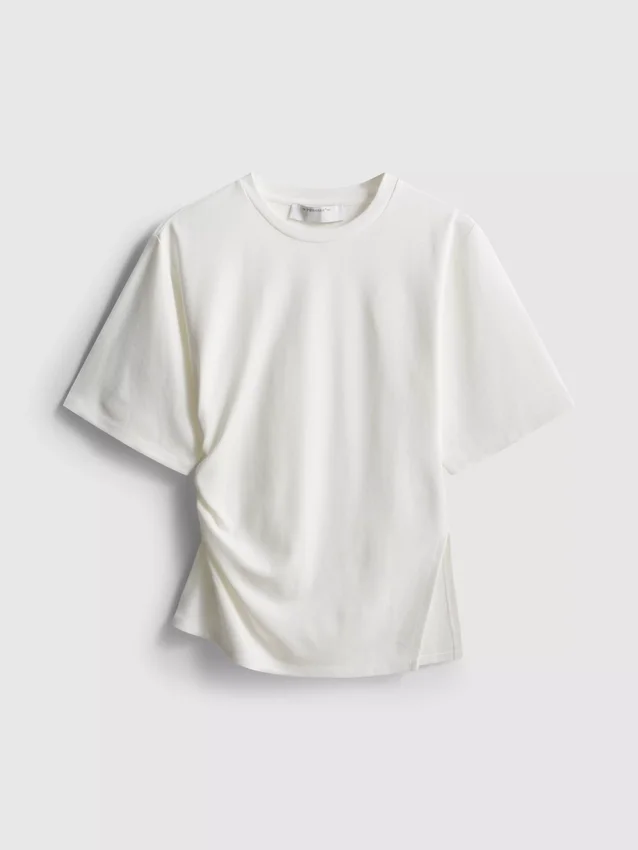 The Edit-T-Shirt mit Rüschen und asymmetrischem Schnitt