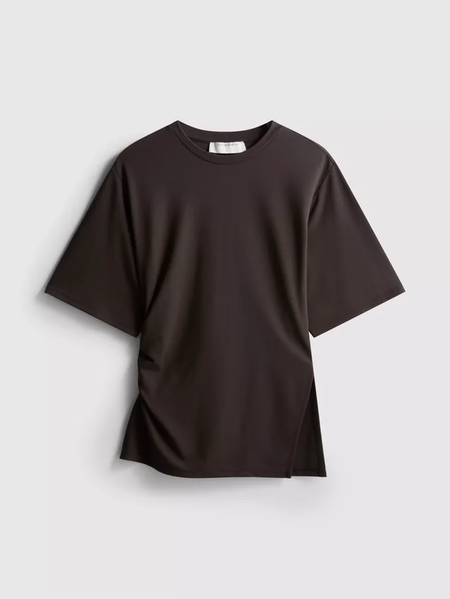 The Edit-T-Shirt mit Rüschen und asymmetrischem Schnitt