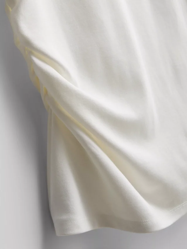 The Edit-T-Shirt mit Rüschen und asymmetrischem Schnitt