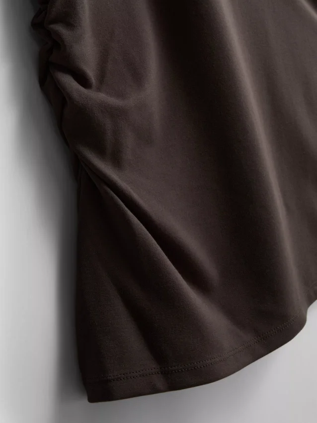 The Edit-T-Shirt mit Rüschen und asymmetrischem Schnitt