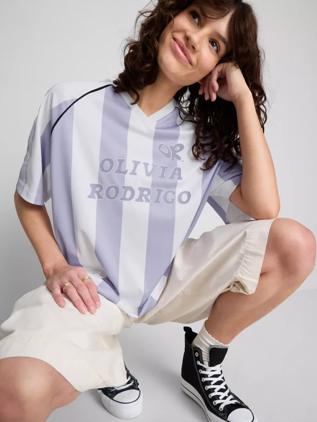 The Primark Scene | Olivia Rodrigo gestreiftes Fussballtrikot