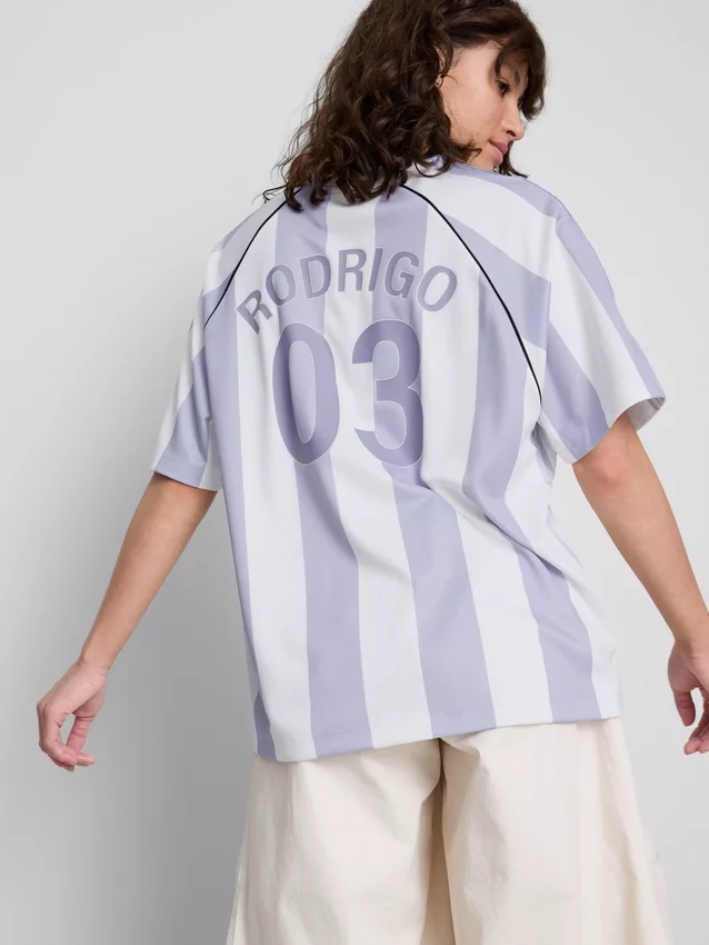 The Primark Scene | Olivia Rodrigo gestreiftes Fussballtrikot