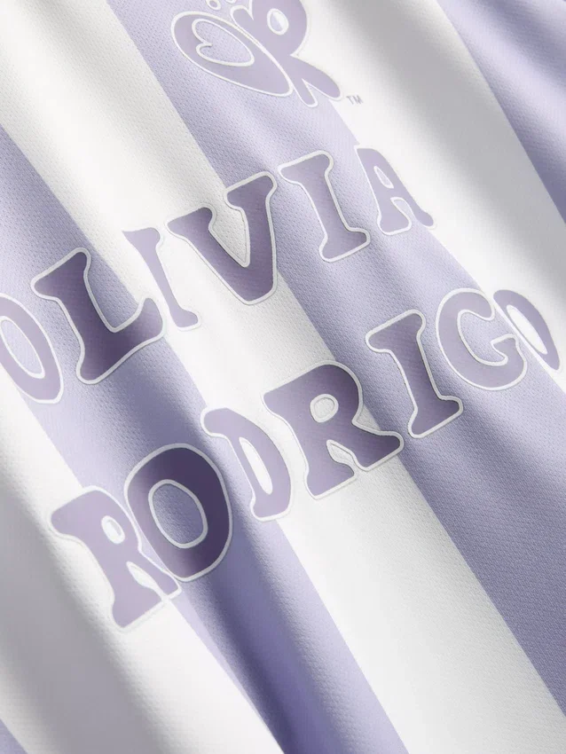 The Primark Scene | Olivia Rodrigo gestreiftes Fussballtrikot