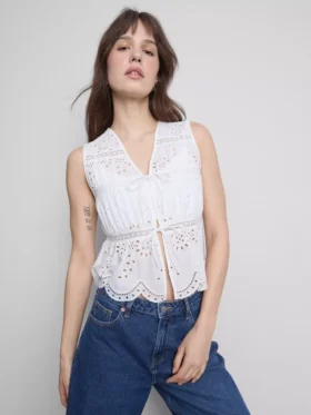 Top aus Baumwollmischung mit Broderie-Verzierung und Knoten vorne