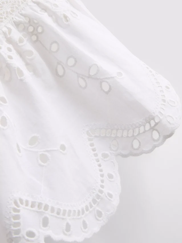 Top aus Baumwollmischung mit Broderie-Verzierung und Knoten vorne