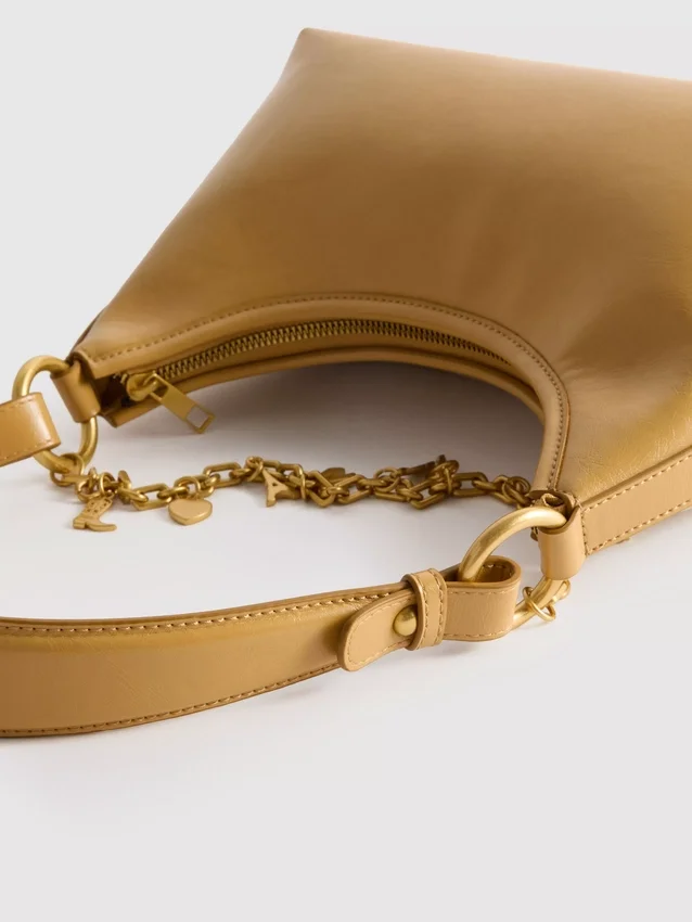 Umhängetasche mit Anhänger-Details