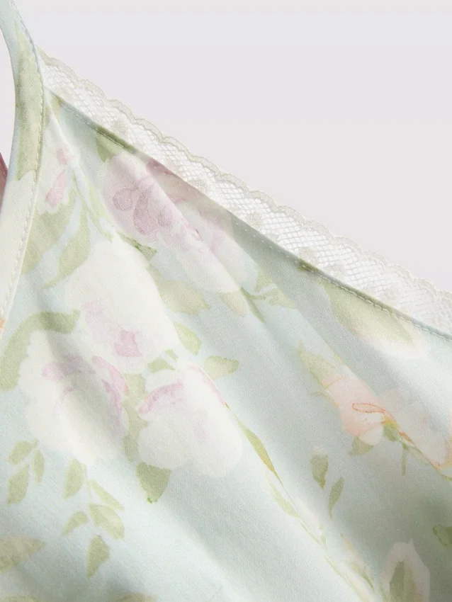 Unterkleid mit floralen Spitzenbesätzen