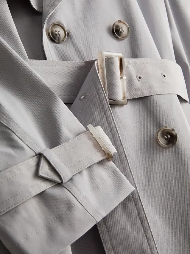 Unverzichtbarer Trenchcoat mit Gürtel