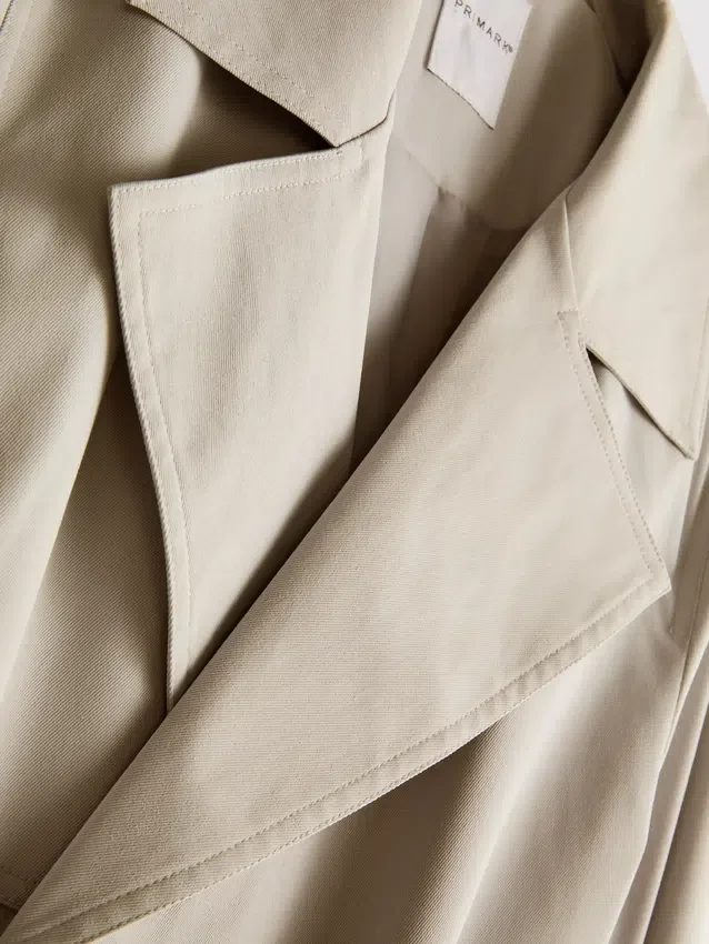 Unverzichtbarer Trenchcoat mit Gürtel