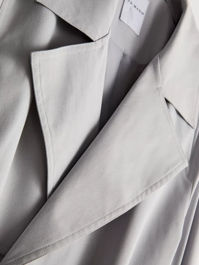 Unverzichtbarer Trenchcoat mit Gürtel