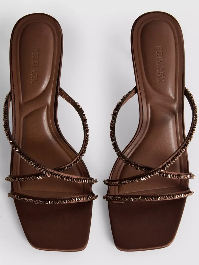 Verzierte Riemchensandalen mit High Heels