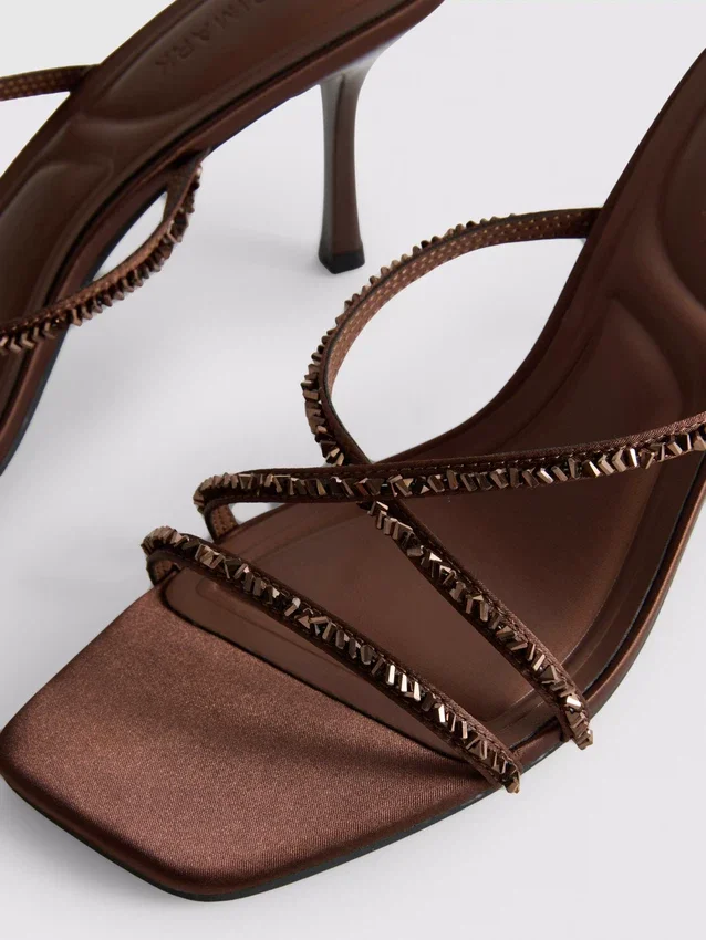 Verzierte Riemchensandalen mit High Heels