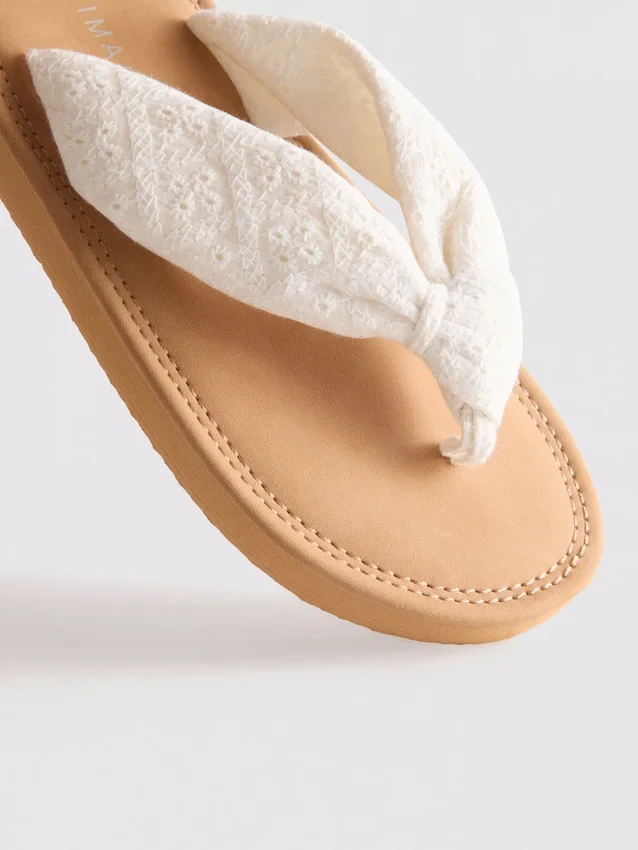 Zehensandalen mit Knotendetail
