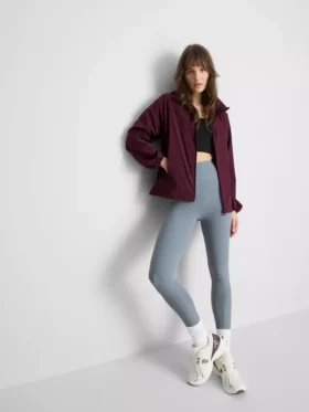 Zusammenrollbare Regenjacke mit Reissverschluss