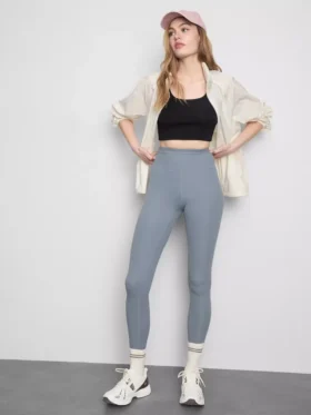 Zusammenrollbare Regenjacke mit Reissverschluss