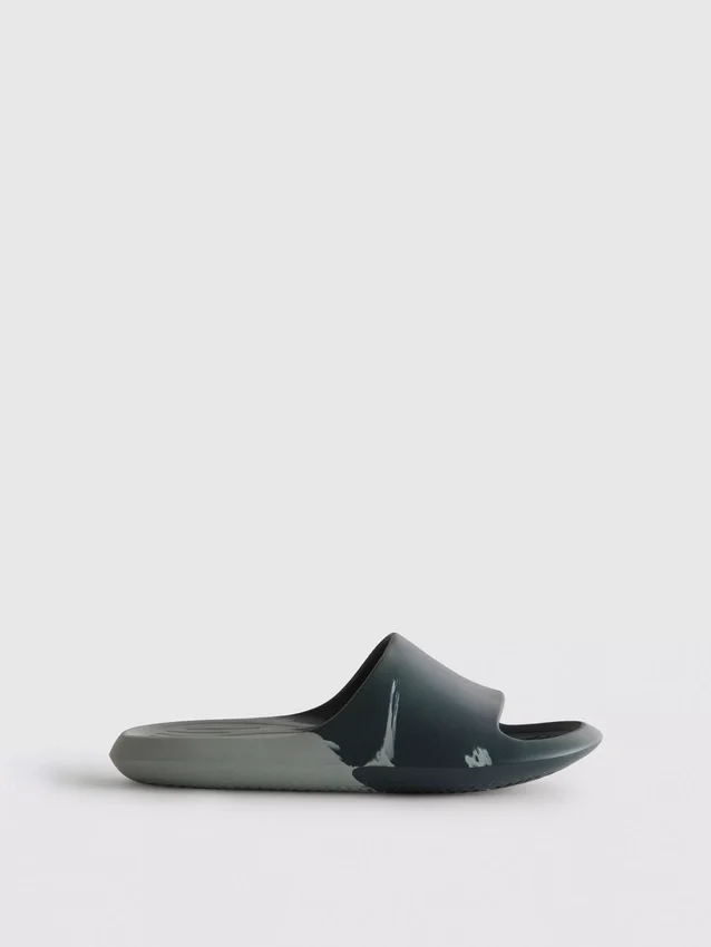 Zweifarbige Slider-Sandalen