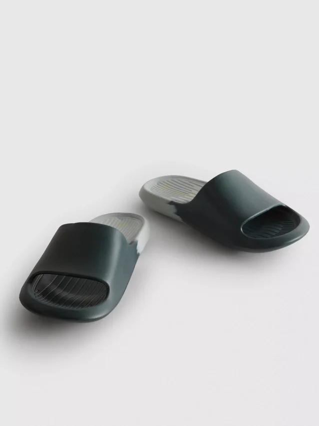 Zweifarbige Slider-Sandalen