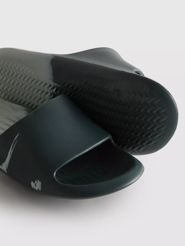 Zweifarbige Slider-Sandalen