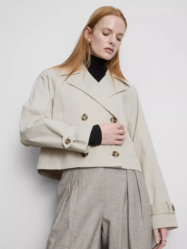 Zweireihige, kastenförmige Regenjacke