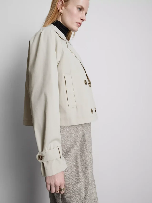 Zweireihige, kastenförmige Regenjacke