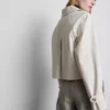 Zweireihige, kastenförmige Regenjacke