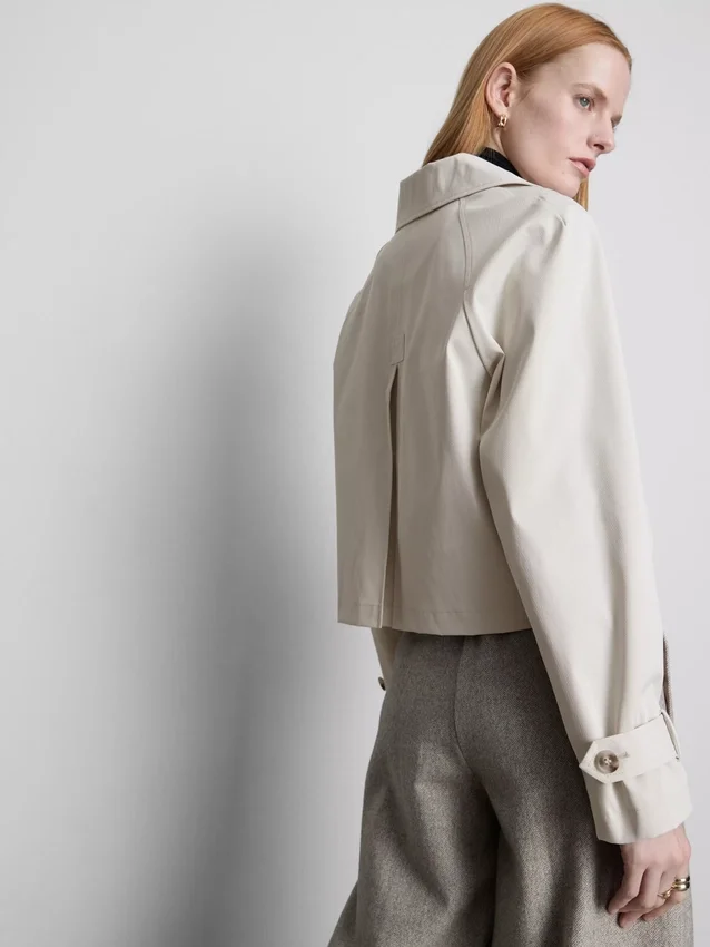 Zweireihige, kastenförmige Regenjacke