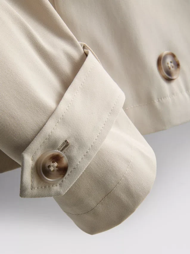 Zweireihige, kastenförmige Regenjacke